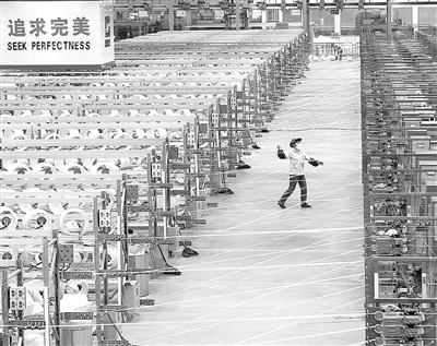 圖為九江巨石集團(tuán)生產(chǎn)線。 本報(bào)記者 劉 興攝